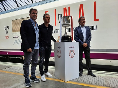 Renfe traslada a Sevilla el trofeo para la final de la Copa del Rey en un AVE vinilado 